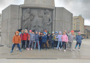 Dzieci stoją pod pomnikiem Tadeusza Kościuszki na odnowionym Placu Wolności