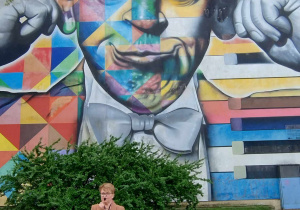 Dzieci zachwycone muralem Artura Rubinsteina.