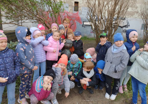 Dzieci wraz z Panią przewodnik i misiem Colargolem przy zbiegu Sienkiewicza i Traugutta w Łodzi.