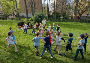 Dzieci ćwiczą elementy ruchów w karate
