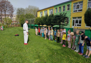 Dzieci ustawiły się do zbiórki