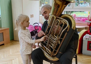 Julka próbuje grać na instrumencie