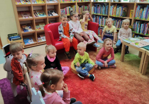 dzieci słuchają książki o zwierzętach zdjęcie