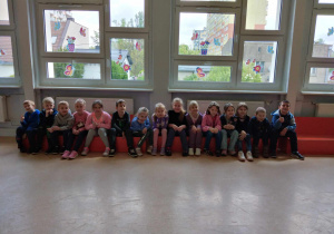 Dzieci oglądają sale gimnastyczną.