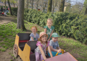 Czworo dzieci "jedzie na wycieczkę" naszym ogrodowym autem