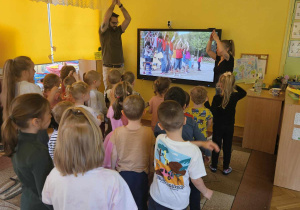 Dzieci tańczą do piosenki po hiszpańsku.