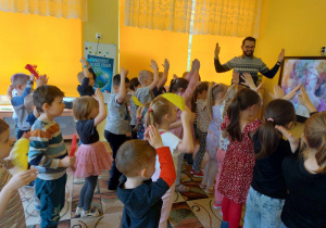 Dzieci tańczą do piosenki po hiszpańsku.