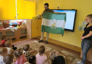 Huan prezentuje flagę Andaluzji