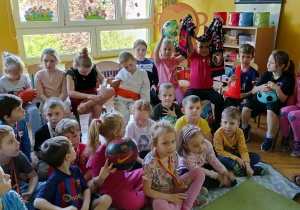 Dzieci z grupy zielonej i pomarańczowej oglądają prezentację umiejętności innych dzieci