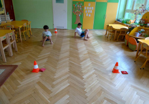 Dzieci rywalizowały ze sobą w różnych konkurencjach: rzut do celu, bieg przodem u tyłem, chodzenie na czworakach, skoki na jednej nodze, czy też ćwiczenia na równowagę i zręczność z woreczkami.
