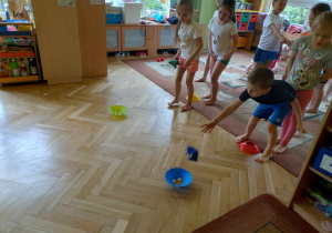 Dzieci rywalizowały ze sobą w różnych konkurencjach: rzut do celu, bieg przodem u tyłem, chodzenie na czworakach, skoki na jednej nodze, czy też ćwiczenia na równowagę i zręczność z woreczkami.