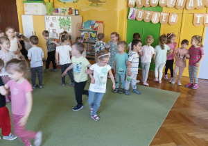 Dzieci tańczą w rytm muzyki
