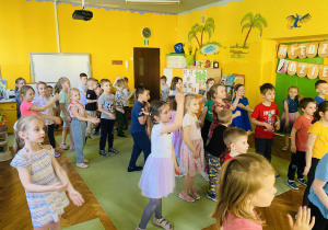 Dzieci tańczą w rytm muzyki