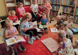 dzieci oglądają książki o różnorodnej tematyce