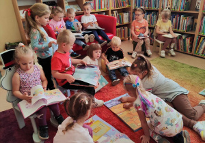dzieci oglądają książki o różnorodnej tematyce