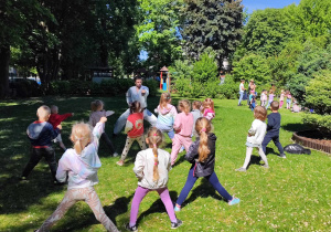 dzieci wykonują ruchy prezentowane przez trenera karate