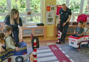 dzieci poznają sposób poruszania się w ruchu ulicznym