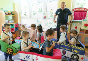 dzieci poznają sposób poruszania się w ruchu ulicznym