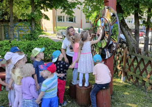 Dzieci kręcąc kołem poznają mieszkańców lasu