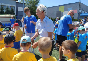 Wręczanie medali przez Dyrektora i założyciela szkoły.