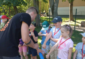 Pasowanie przedszkolaków na karateków oraz wręczanie medali.