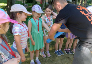 Pasowanie przedszkolaków na karateków oraz wręczanie medali.