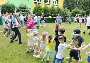 dzieci wraz z rodzicami przeciągają linę