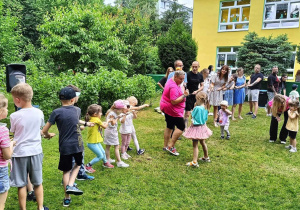 dzieci wraz z rodzicami przeciągają linę