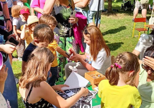 dwie panie wykonują brokatowe tatuaże