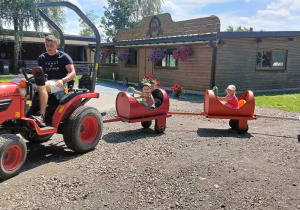 dzieci podczas przejażdżki wagonikami