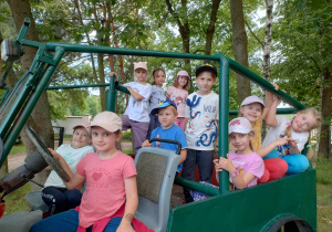 dzieci podczas zabawy w samochodzie jeep