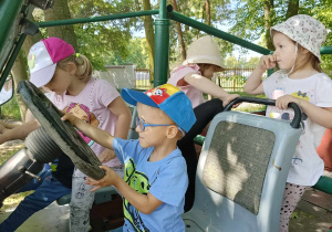 dzieci podczas zabawy w samochodzie jeep