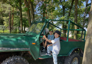 dzieci podczas zabawy w samochodzie jeep