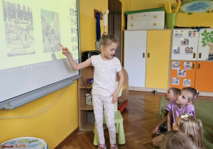 Dziewczynka pokazuje zdjęcia z Włoch.