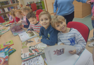 Dzieci z zaciekawieniem oglądają książki