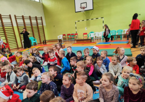 przedszkolaki oglądające przedstawienie