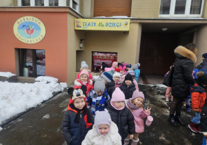 Dzieci wychodzą z Baśniowej Kawiarenki.