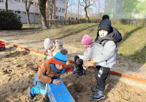 dzieci bawią się w piaskownicy