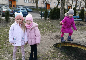 dziewczynki podczas zabaw w ogrodzie przedszkolnym