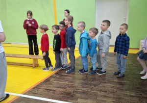 Dzieci przygotowują się do przejścia przez tor przeszkód