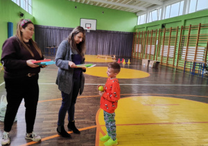 dzieci odbierają nagrody za udział w konkursie plastycznym " Moja ulubiona postać bajkowa"