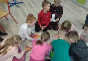 Dzieci układają puzzle krasnoludka