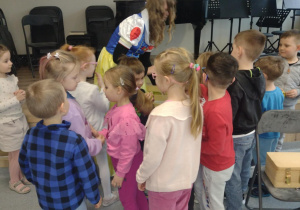 Dzieci uczestniczyły w spotkaniu z Królewną Śnieżką, która w nagrodę za wykonane zadania wręczyła im jabłka