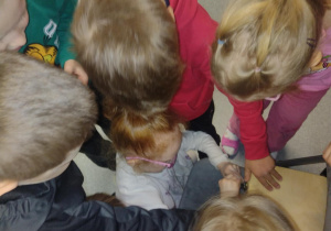 Dzieci po wykonanych zadaniach dopasowują kluczyk do tajemniczej skrzynki