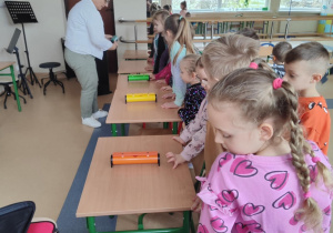 dzieci grają na ksylofonie utwór o "Trzech kurkach,"