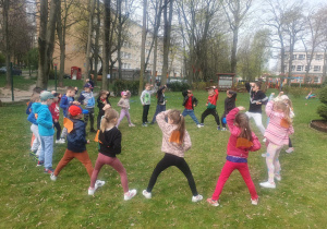 Dzieci biorą udział w zajęciach karate.