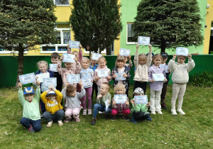 dzieci pozują do zdjęcia grupowego, w ręku trzymają dyplom