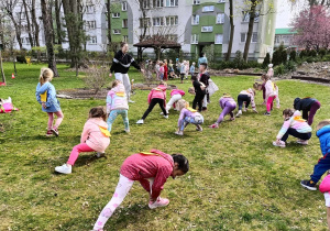 Dzieci biorą udział w zajęciach karate.