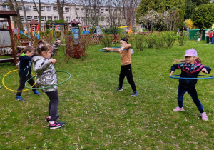 Dzieci biorą udział w zajęciach karate.