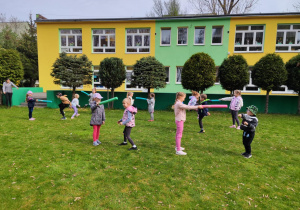 Dzieci biorą udział w zajęciach karate.